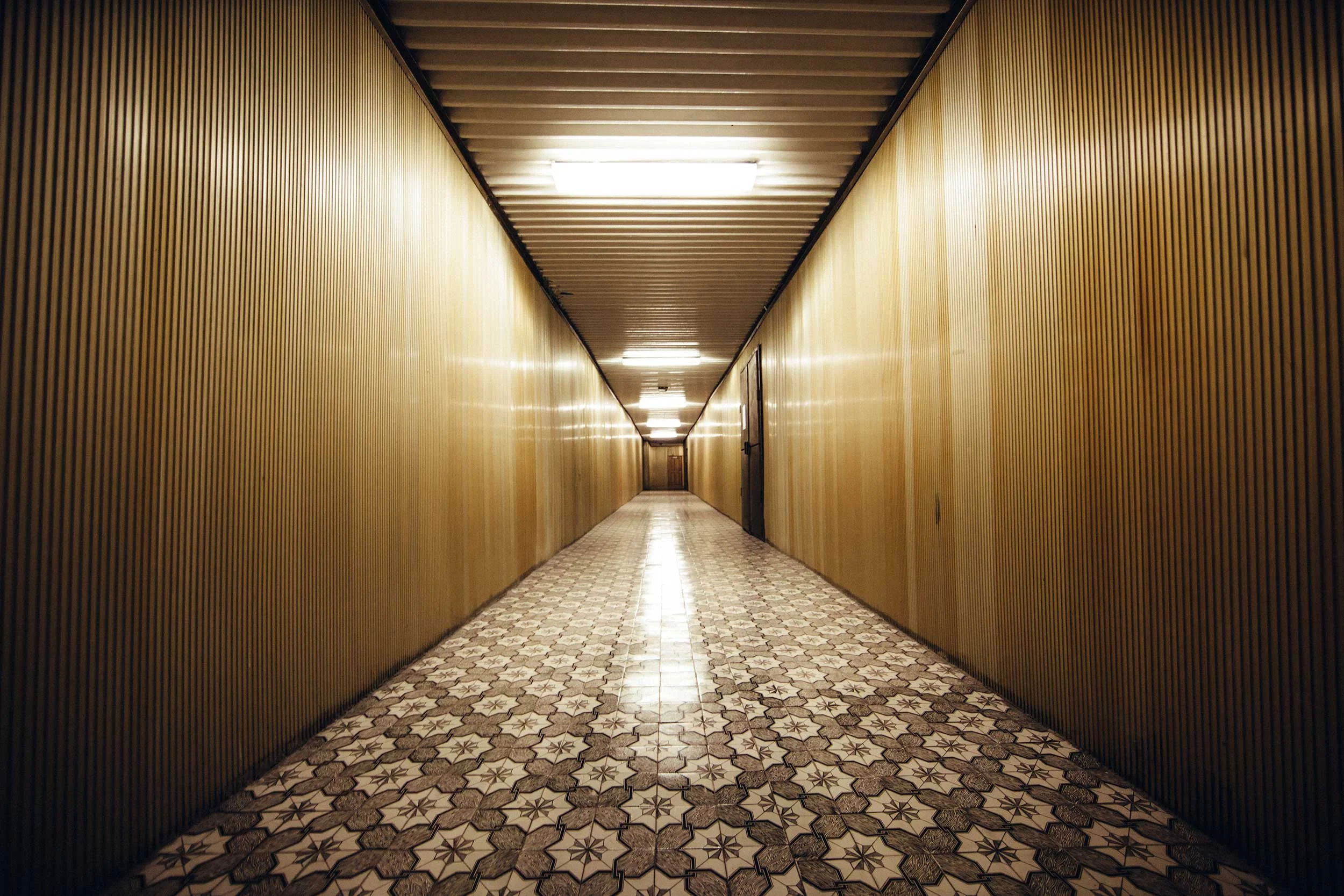 pripyat-chernobyl-golden-corridor-001-01.jpg