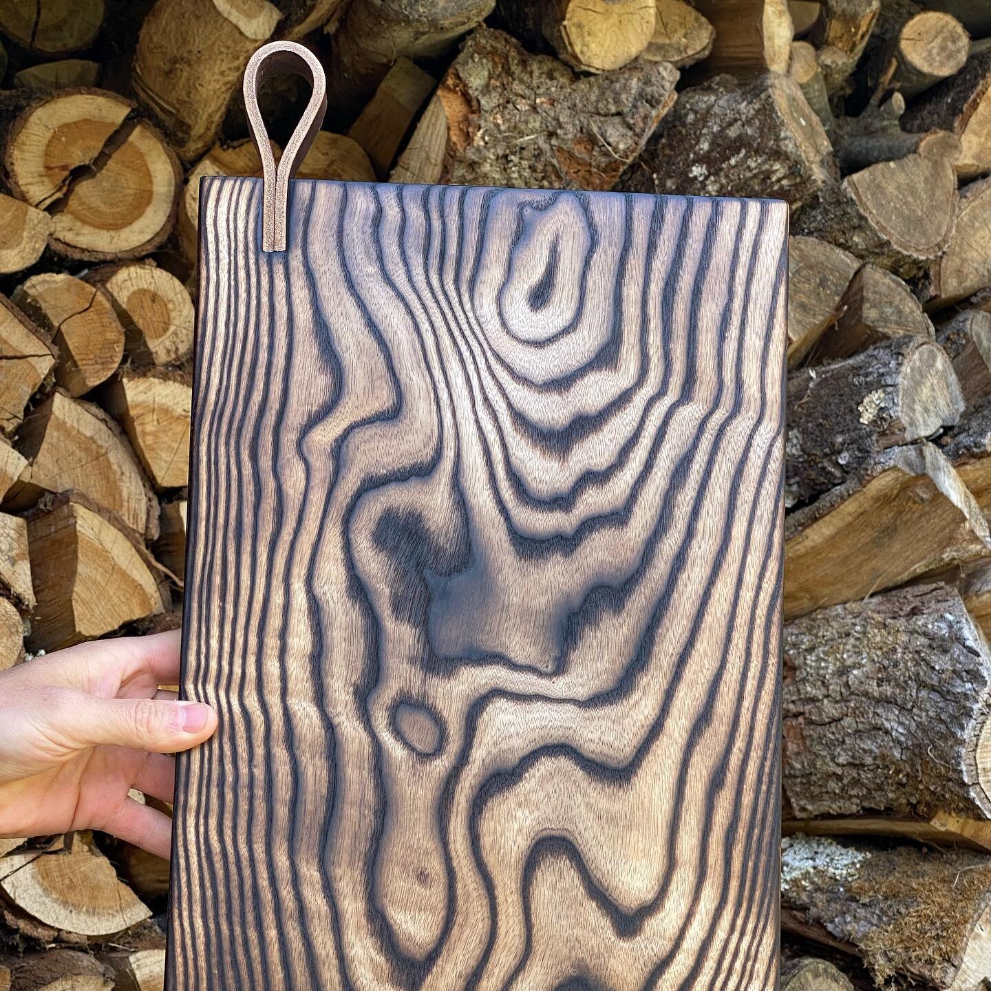 Scorched Ash boards back in stock on my online shop! 

Unfortunately I don&rsquo;t ship outside the UK. I feel it goes against my principals of using local materials and sustainability.

#kitchendesign #kitchenware #devon #dartmoor #ashburton #wood #