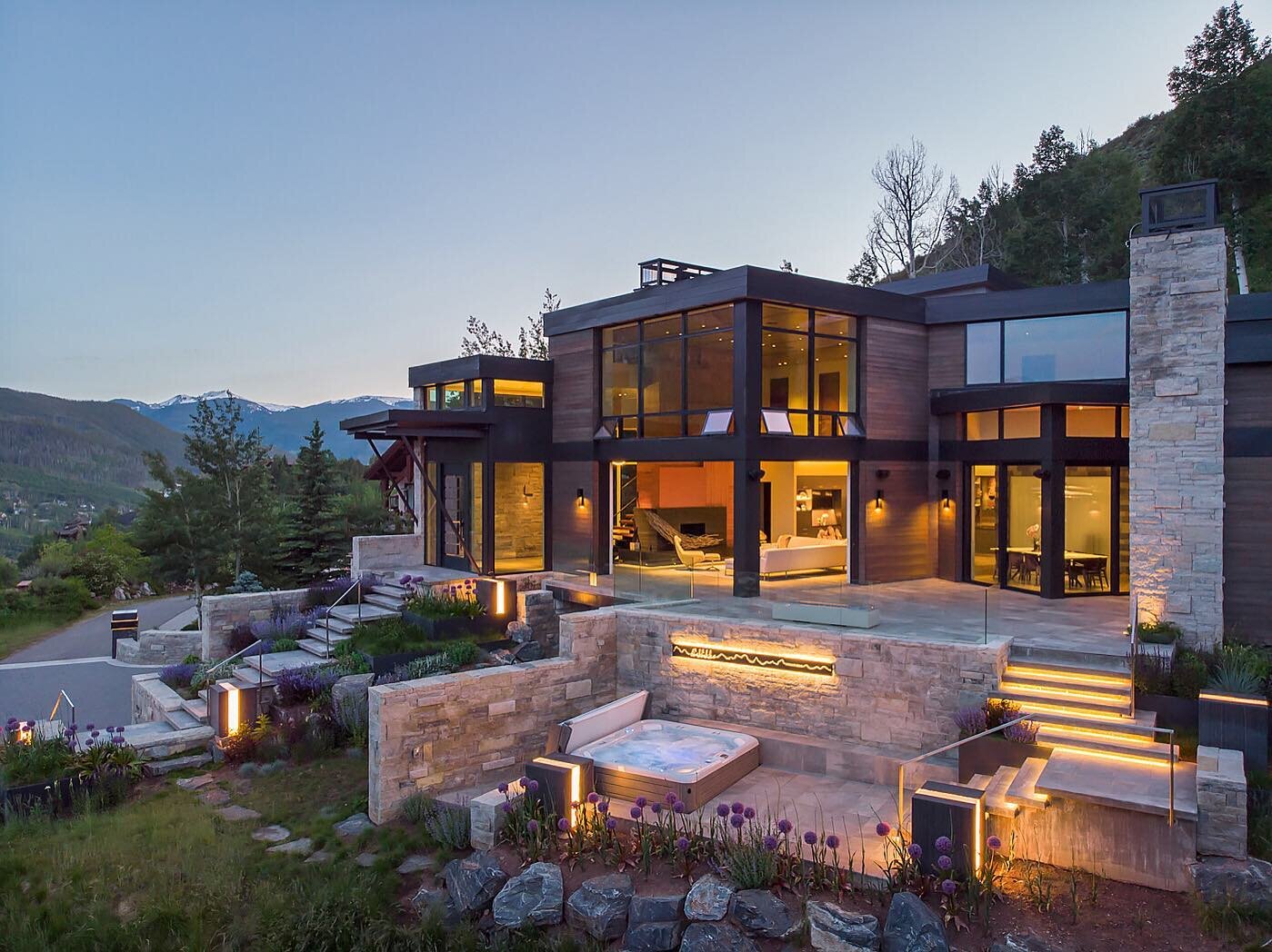An incredible modern home I had the opportunity to photograph while working with @vailcustom