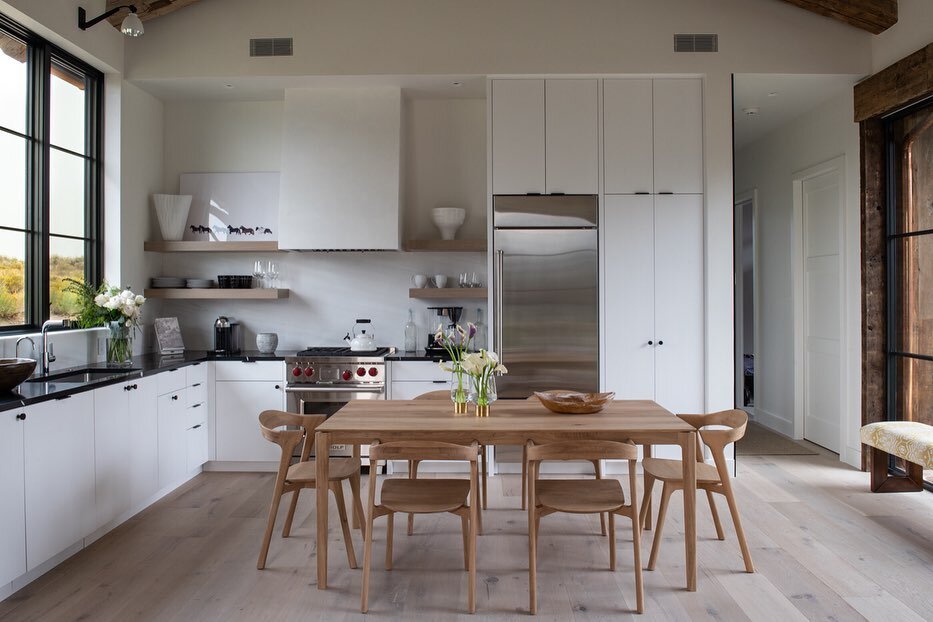 So Clean🙌. Because sometimes less is more. Beautiful kitchen design and staging from @studio.james @berglundarchitects @elegantcabinetry