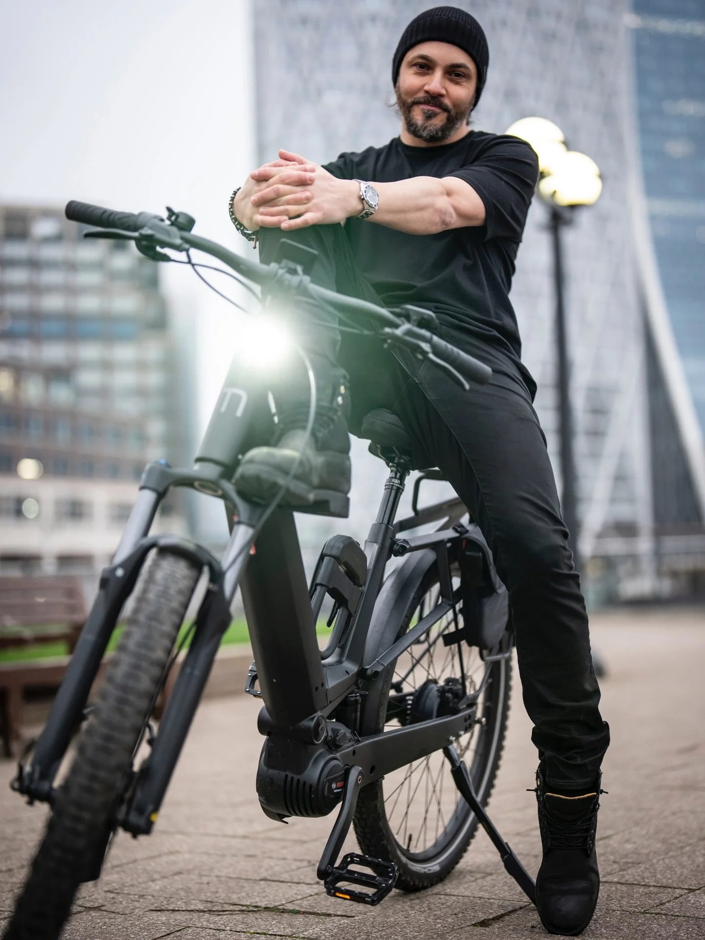 Usually I&rsquo;m the one behind the camera&hellip;
but good friends don&rsquo;t let photographers hide forever.
Today&rsquo;s model: me.
Photographer: @tatityanaa 
Transport: @moustachebikes 

#moustachebikes #photographerbehindcamera #cyclinglondon