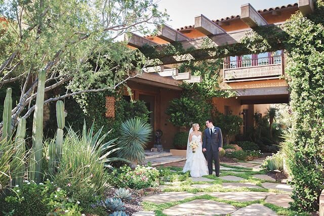 Whitney's parents have a charming home tucked in the foothills of Dessert Mountain where the bride and groom got ready. You could not dream up a more perfect spot for a first look!

@eyes2seephotography
@whitney_benson
@adaytocherishweddings