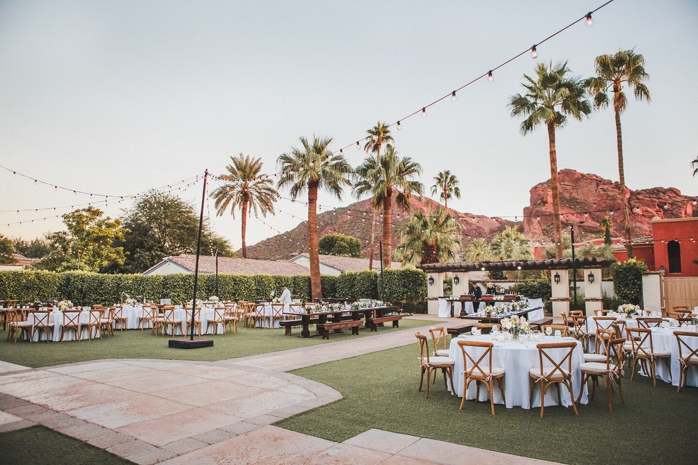 Camelback mountain plus the Omni Montelucia are a reception dream location. Truly dinner with a view!