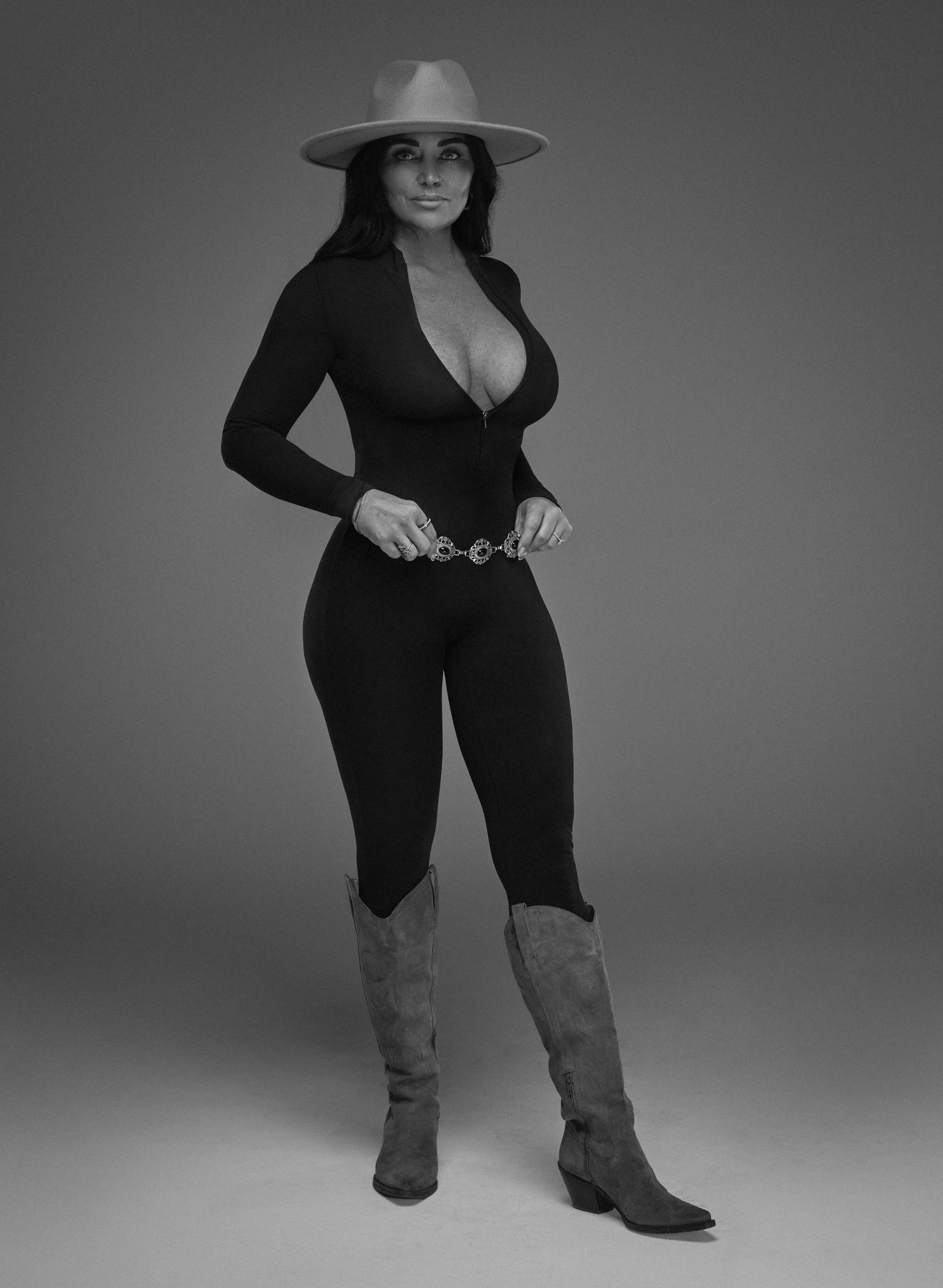 erika hat bw final web.jpg