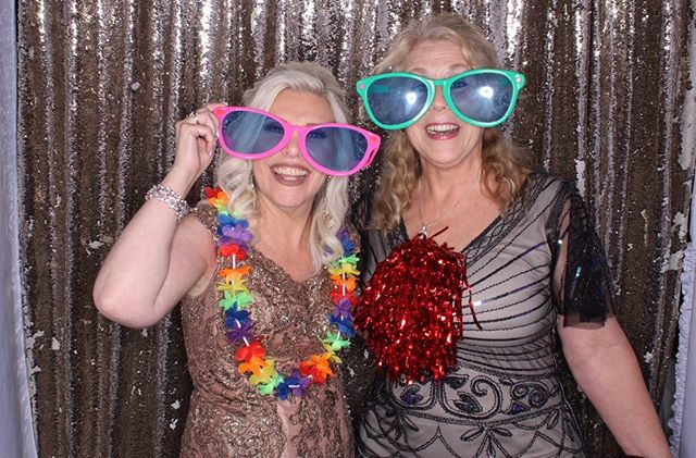 Happy Monday everyone! Posting this photo you remind you to smile. It&rsquo;s good for you! 😃😃😃😃😃😃
.
.
.
.
#happymonday #smile #wedding #weddingday #party #photobooths #newjerseyphotobooth