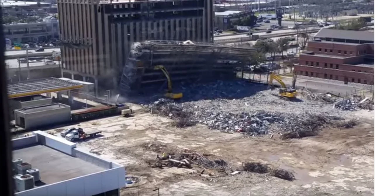 Video 6 Story Parking Garage Falls On Excavators During