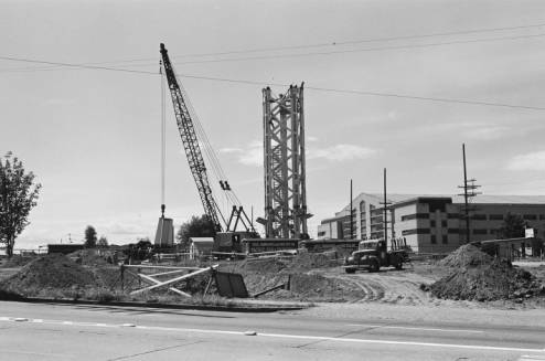 Crane_moving_base_of_first_Space_Needle_leg_into_place_ca_June_30_1961.jpg