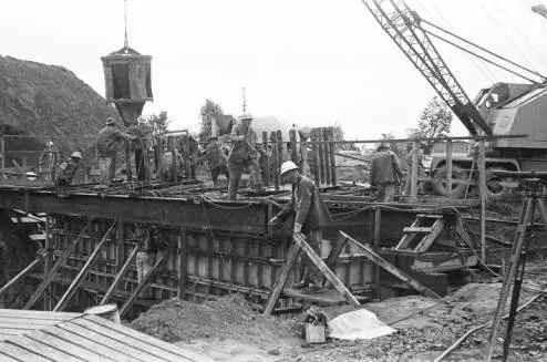 Pouring_concrete_into_Space_Needle_foundation_ca_May_1961.jpg