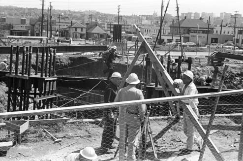 Workers_at_construction_site_of_Space_Needle_foundation_ca_May_1961.jpg