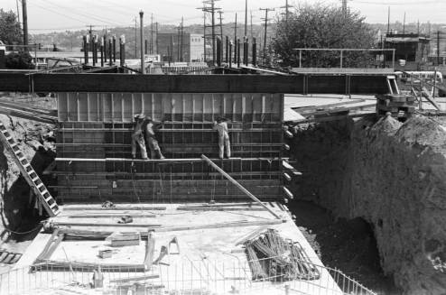 Workers_constructing_Space_Needle_foundation_framework_May_1961.jpg