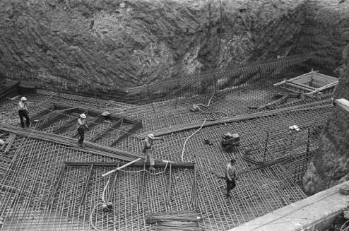 Workers_constructing_steel_framework_for_Space_Needle_foundation_May_1961.jpg