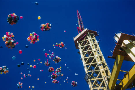 Space_Needle_derrick_and_balloons_ca_July_1961.jpg