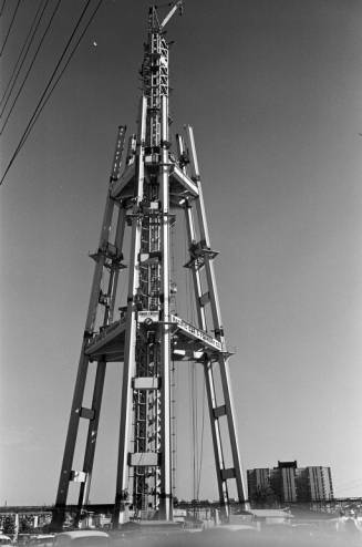 Space_Needle_legs_rising_to_242_level_ca_September_12_1961.jpg