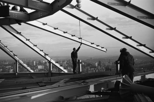 Workers_install_Space_Needle_roof_beam_ca_December_5_1961.jpg