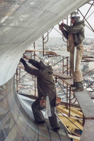 Workers_installing_screening_on_Space_Needle_roof_ca_December_28_1961.jpg