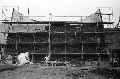 Workers_on_scaffolding_below_Space_Needle_ca_December_5_1961.jpg