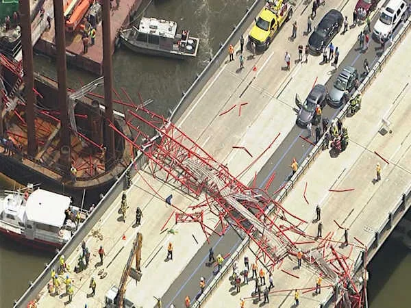 [VIDEO] Crane Collapses On Busy New York Bridge