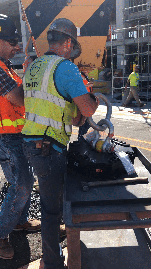 The CraneView hardware installs within seconds. Courtesy of Versattile.ai