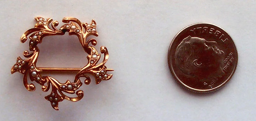 Small Wreath Pin