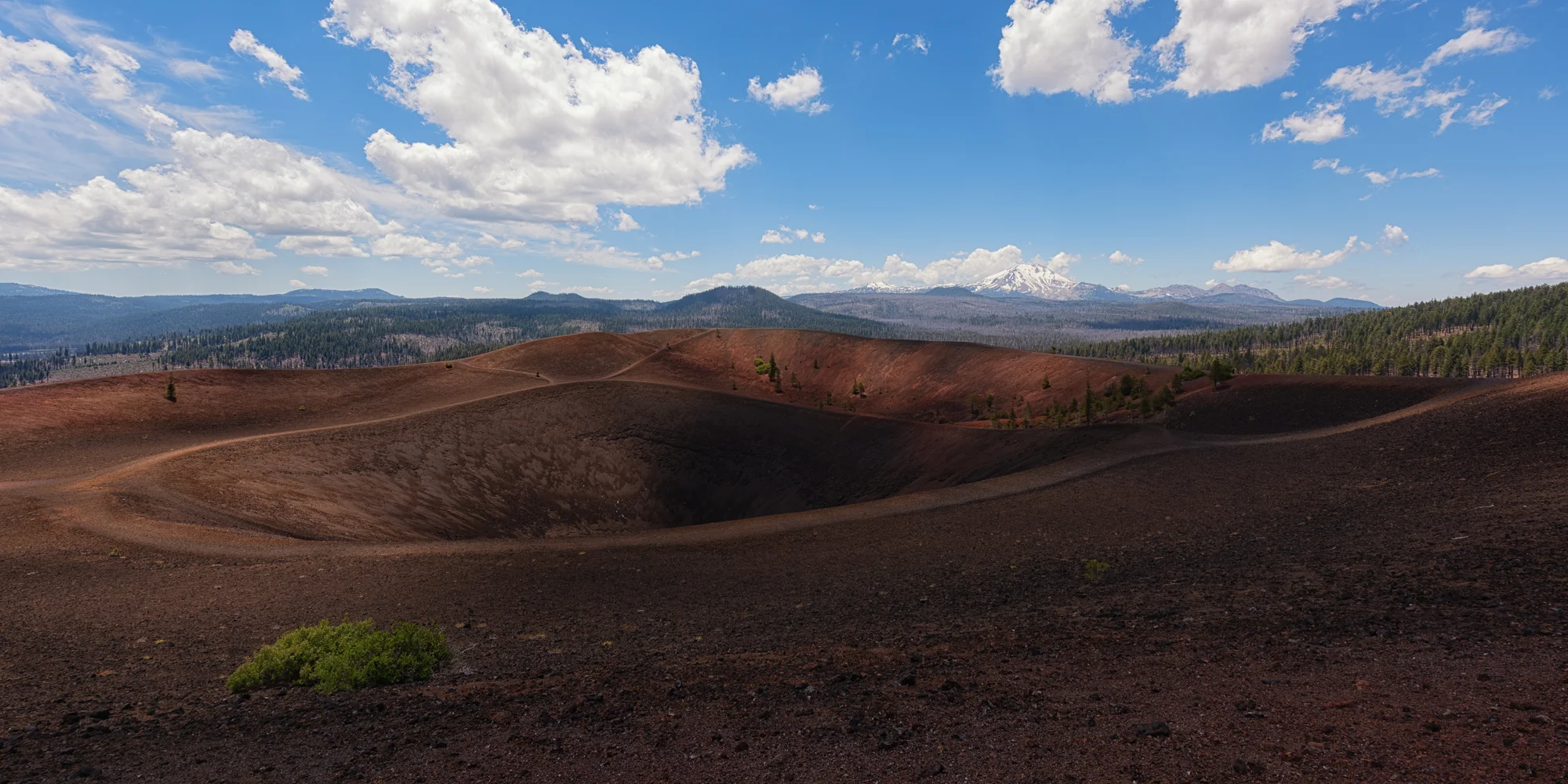 The crater of Cinder Cone looking in western direction towards Lassen Peak, who gave its name to the National Park in Northern Californa.