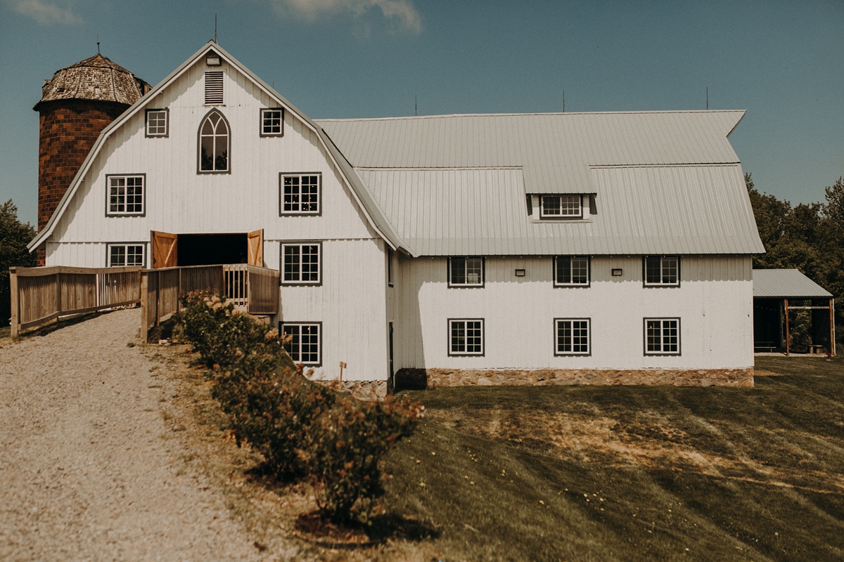 BloomLakeBarnWedding_1.jpg