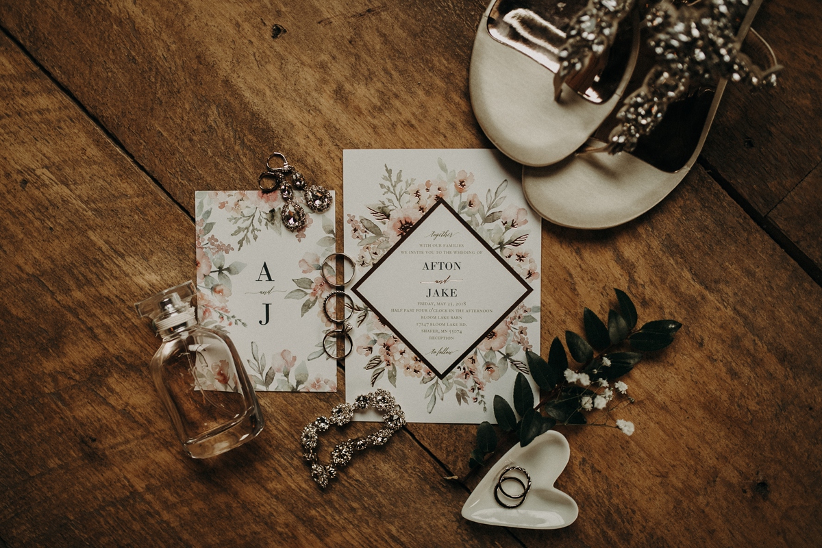 BloomLakeBarnWedding_11.jpg