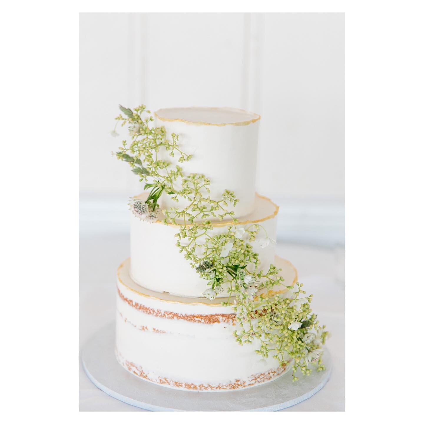 Spring is in the air🌿  #riwedding #rhodeislandwedding #weddingcake