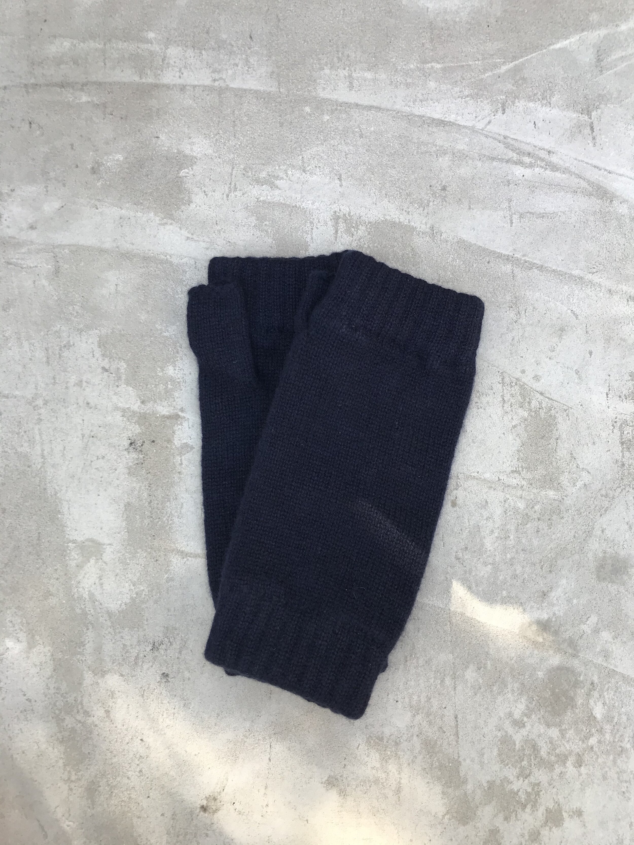 Lou Dungate Effy Wristwarmers in Navy Dark Blue
