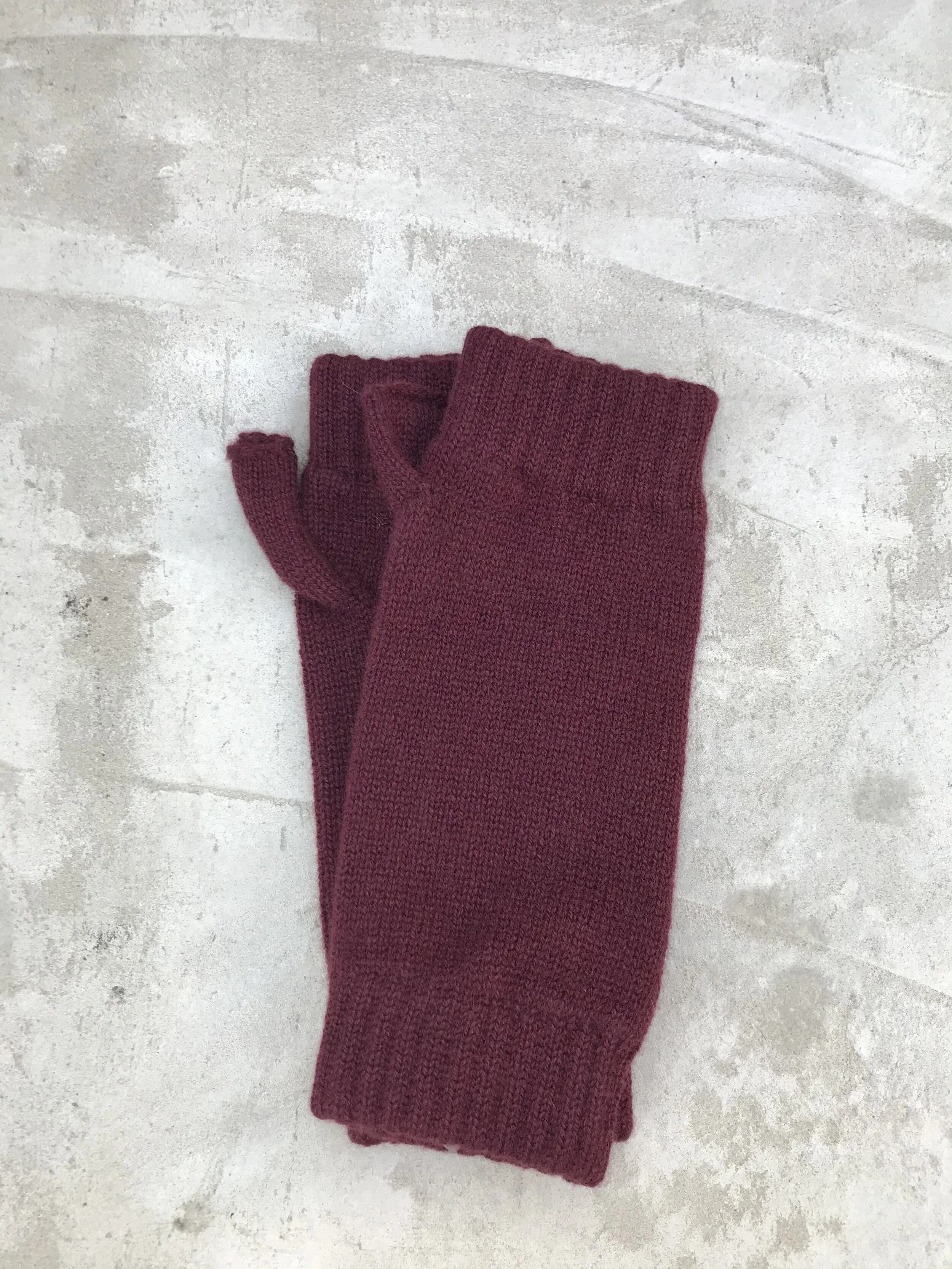 Lou Dungate Effy Wristwarmers in Burgundy Red