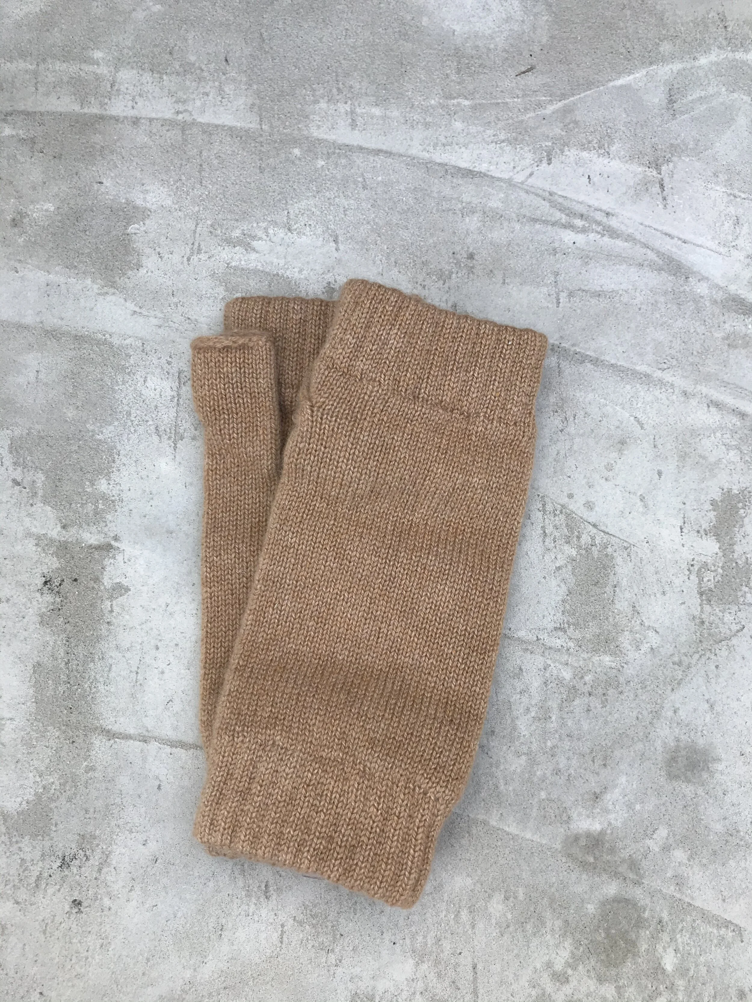 Lou Dungate Effy Wristwarmers in Camel Tan Brown