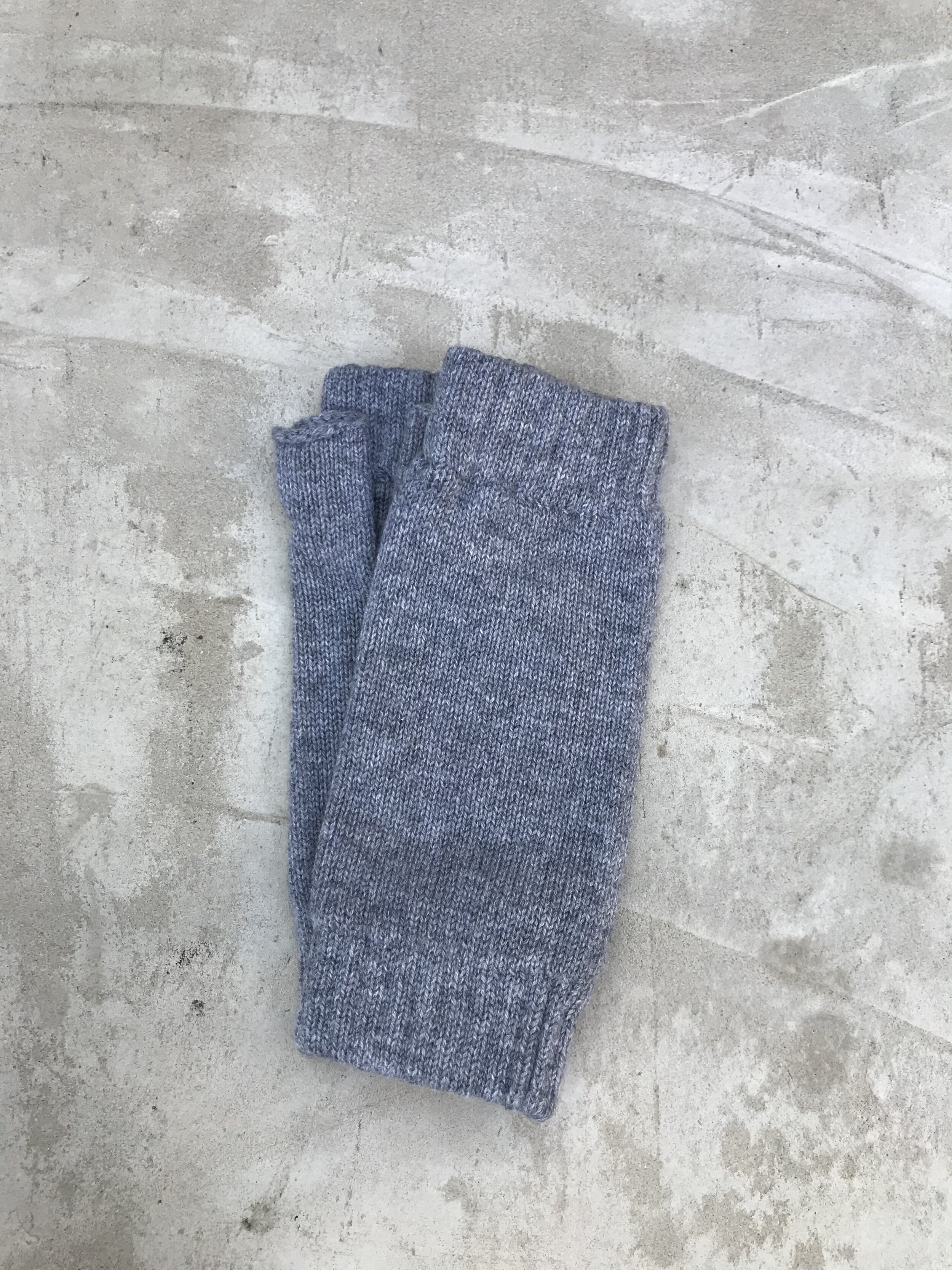 Lou Dungate Effy Wristwarmers in Charcoal Grey