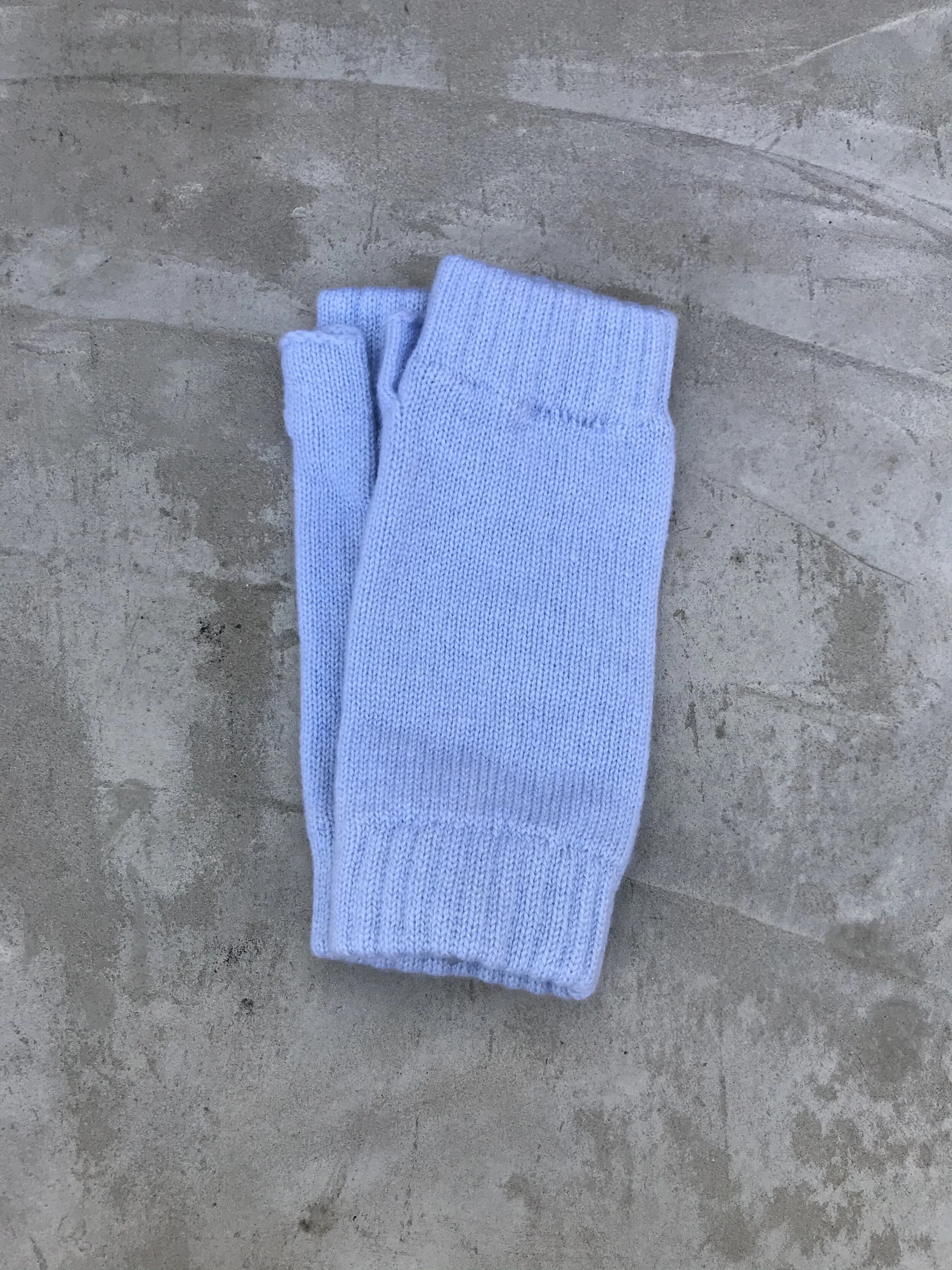 The Effy Cashmere Wristwarmers in Sky Blue
