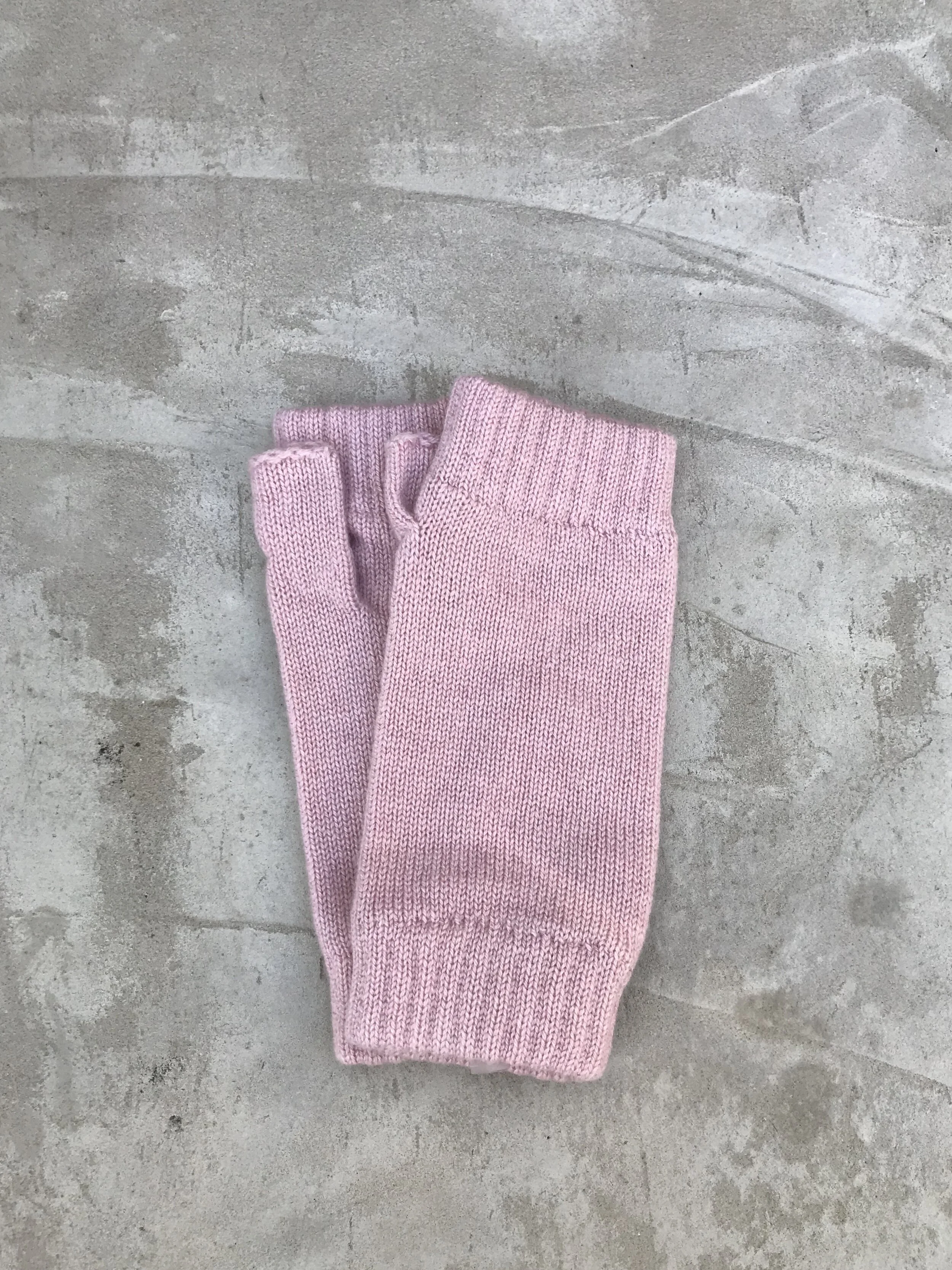 The Effy Cashmere Wristwarmers in Blush Pink
