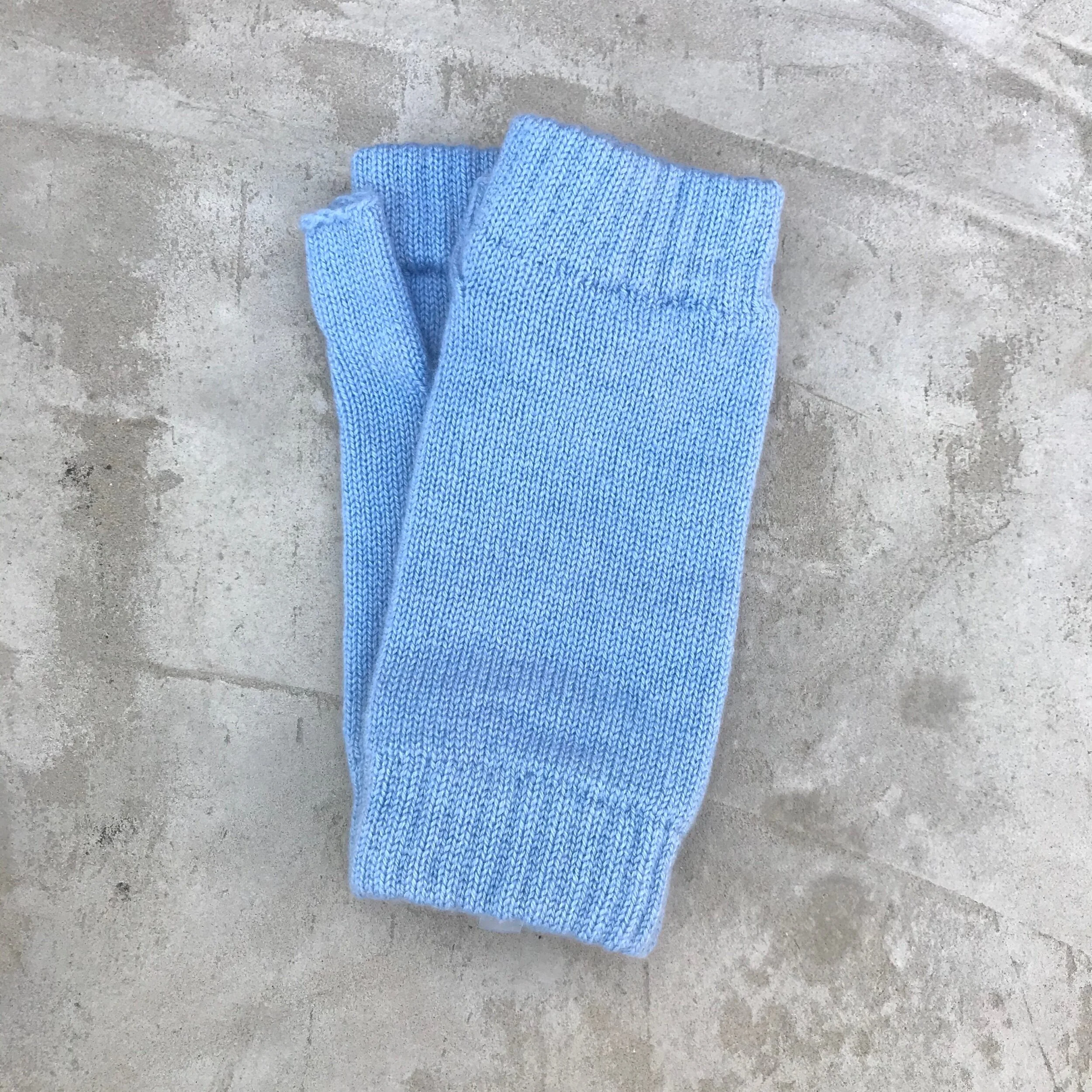 Lou Dungate Effy Fingerless Cashmere Wristwarmers Baby Blue