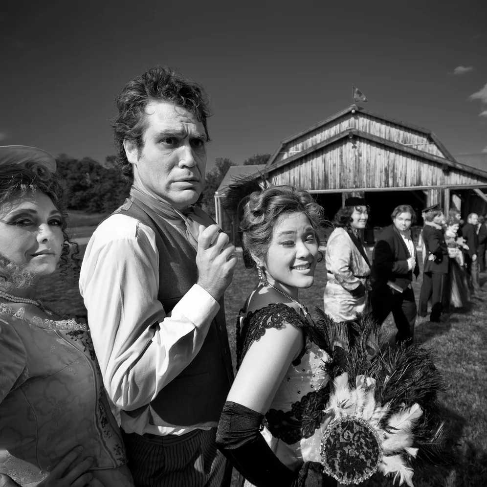 Cast-outside-Barn-Fledermaus-08.jpg