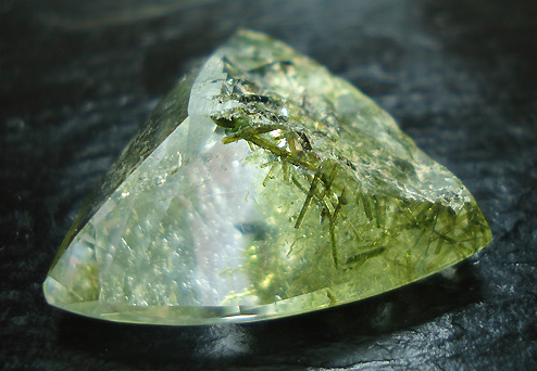 Cristaux naturels de quartz avec epidot vert sur la matrice du Pakistan 237  g , 6259 mm -  Canada