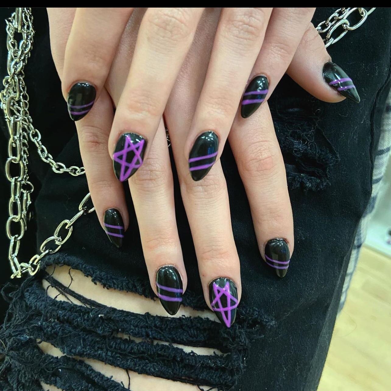 Feeling the vibe 🎃 🕸
.
Are you following @birchplease.emily yet? This girl does it all but her nails are everything atm. 
.
#revelstoke #birchandlacehaircompany #revelstokesalonandspa #revelstokenails #revelstokenailsalon