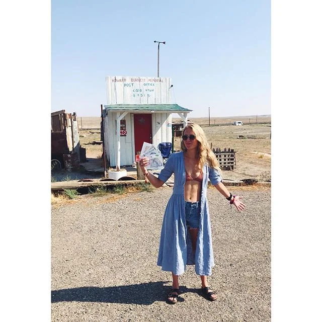 NO CLUE (1)where I am? (2)what I&rsquo;m wearing? (3)if these postcards are ever going to make it to your mailbox @2ndwindnina @nataliebursi @ellenbursi @efletch7 @ewexs @kelseyfrances94 @marcya17 @dreamonboskovski @colleenconnor @alessa_rose lol lov