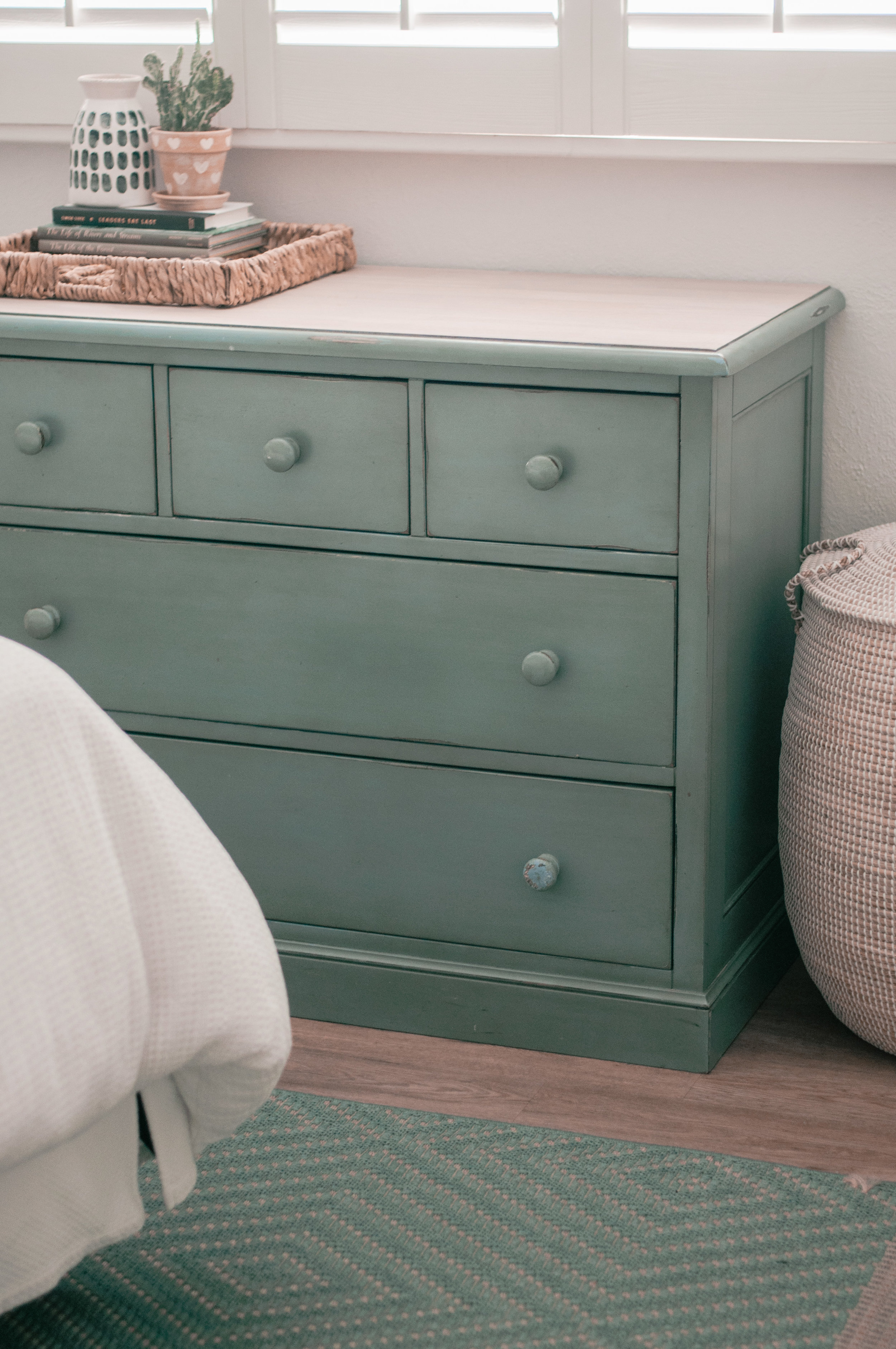 green emerald velvet dress Amazon.com: Vibe & Dine 6 Drawer Double Dresser, Modern Chest of Drawers  with Wide Storage for Closet, Bedroom, Living Room (Light Green) : Home &  Kitchen main image 1