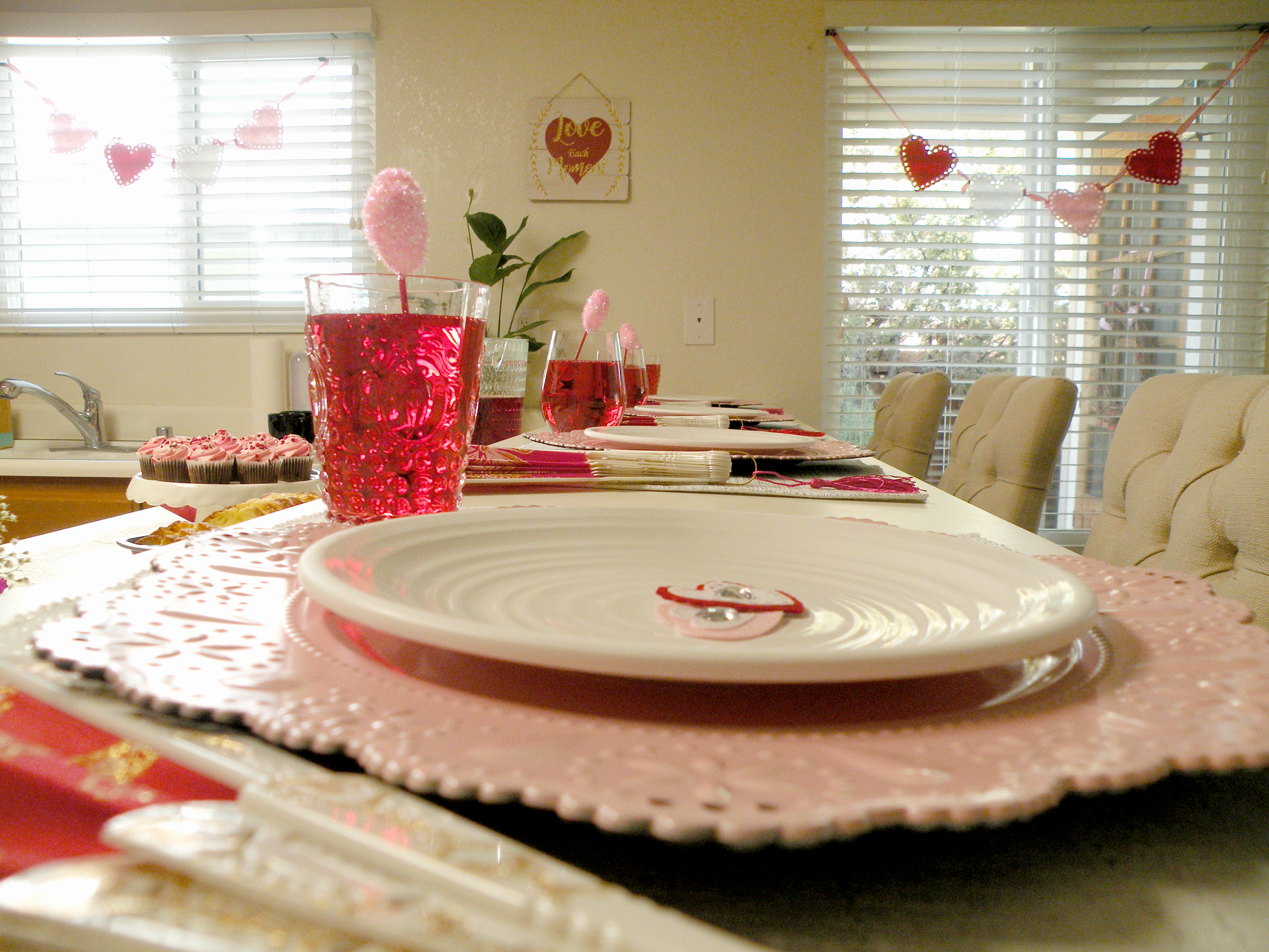 Valentines Tablescape FDSCN5458.png
