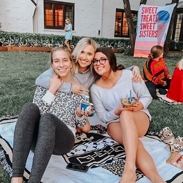 sweet treats! sweet sisters!
tonight was so fun and it wouldn’t have been possible without our amazing sisterhood director, @rafiasco! thank you for everything you do for our chapter, Raegan!