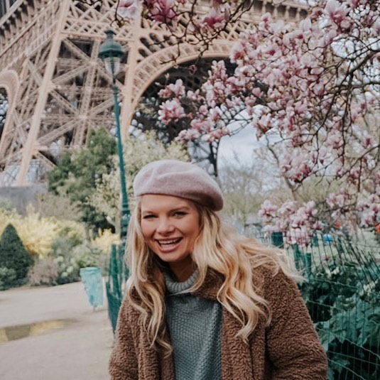 Happy #ThetaThursday! Our Theta of the Week is Lauren Streeter! Lauren is a sophomore Spanish, Pre-PA major from Tulsa, Oklahoma. She is involved with Younglife, OU Student Alumni Association, and is our Chief Learning Officer here at Theta. Her favorite part about Theta is the incredible friendships it has brought her!✨