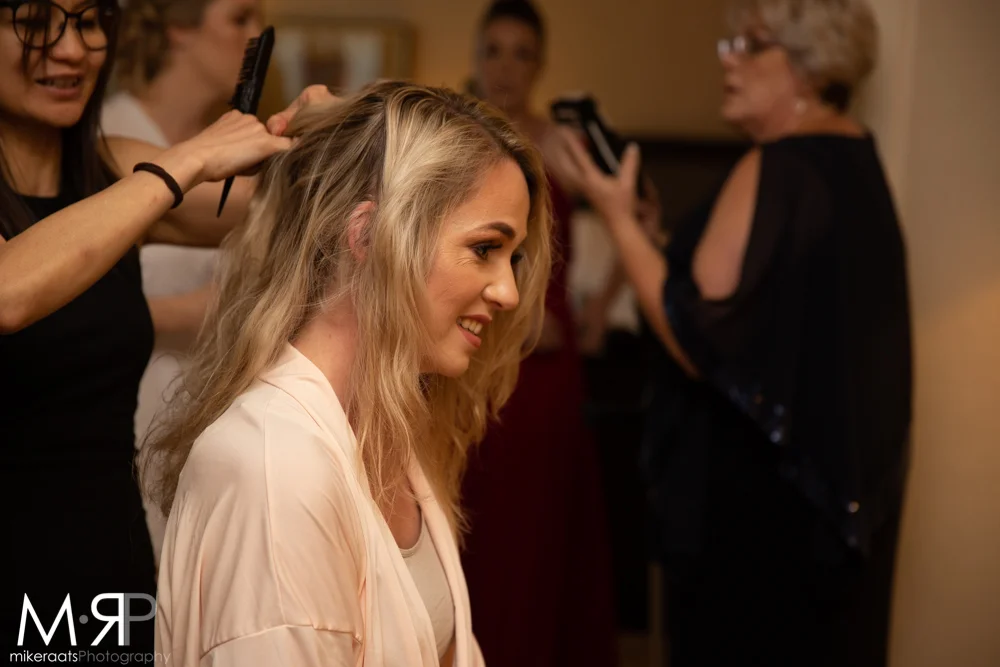 GirlsGettingReady_100.jpg