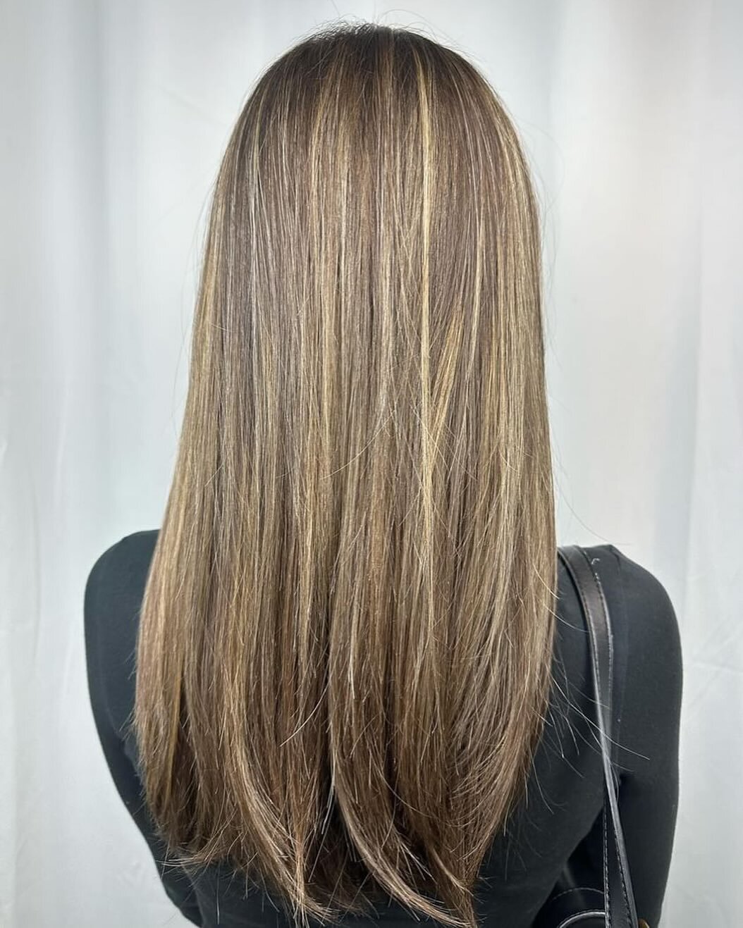 Blending beauty, one highlight at a time! 💫✨ Embrace the seamless transformation!

Hair by: Averie
Call to book your transformation 916.691.2000
#elkgrovehairsalon #elkgrovehair #behindthechair_com #sacramentohair