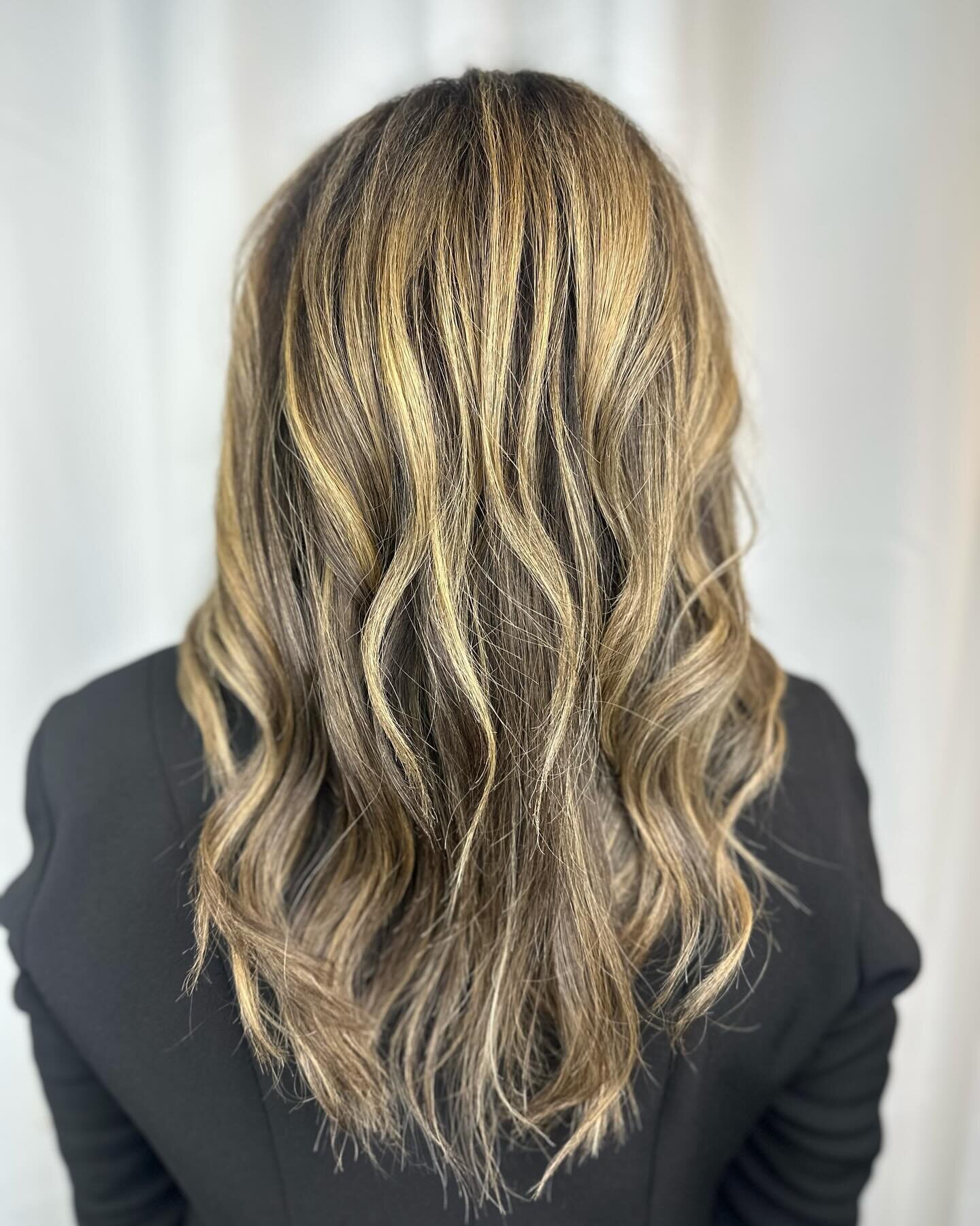 Bringing the blonde/brunette dimension this spring!!💐☀️

DM us or give us a call at 916.691.2000 to BOOK NOW!!

#sacramentohair #elkgrove #elkgrovehair #behindthechair_com #elkgrovestylist #balayage #springhair #dimensions #dimentionalbrunettes