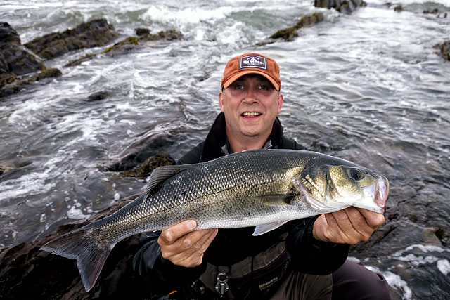 Richard with a bass of 5lbs, taken on the most stunning looking white coloured IMA Komomo Slim 130 - yes, I am going shopping..........!