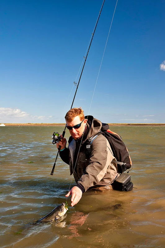 I've lost at least three really good bass trying to land them like this, and one in particular still haunts me..............