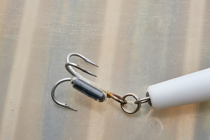 An interesting way of adding a rattle to a silent surface lure