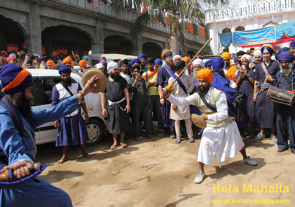 WM IMG_1968 Gatka at Dehra mobiles looking on old v new tech crop.jpg