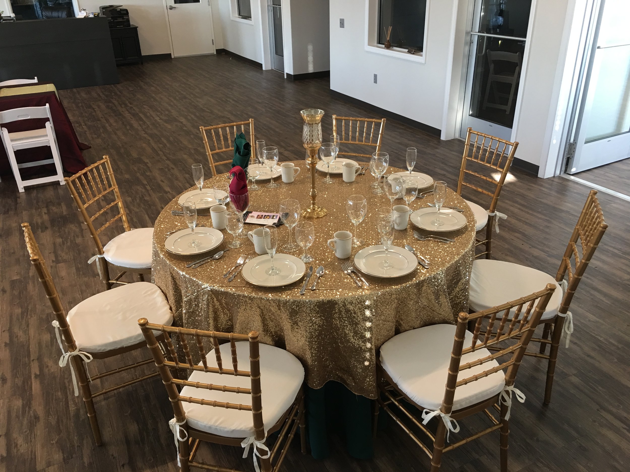 Round table with gold chiavari ballroom chairs